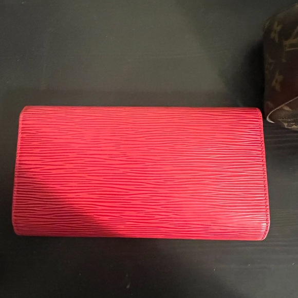 Louis Vuitton - Picture 9 of 10